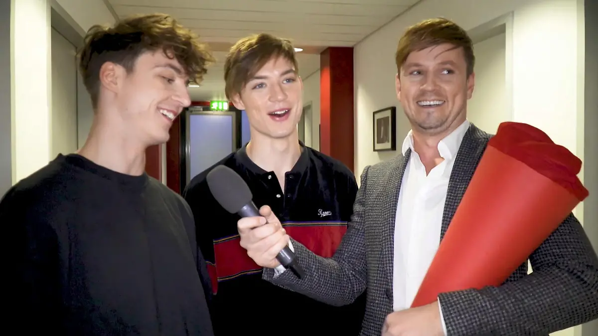 Eine Tanz-Schultüte für die Lochis Backstage-Reporter Martin Tietjen im Einsatz