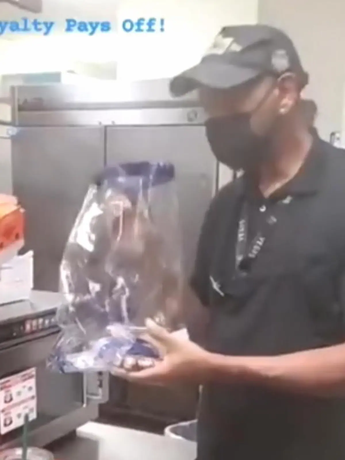 „Ein Kinogutschein, Süßigkeiten, einen Starbucks-Becher, einen Schlüsselanhänger, zwei Stifte, zwei Bonbon-Packungen", zählt Kevin Ford auf. Und das ist alles. Für 27 Jahre bei Burger King hat das Unternehmen ihm eine Geschenktüte überreicht.  Ihre Reaktionen und was Ford zur Tüte sagt, zeigen wir im Video. Der 54-Jährige zeigt sich bescheiden und dankbar - das Netz empfindet das Geschenk als absolute Frechheit!