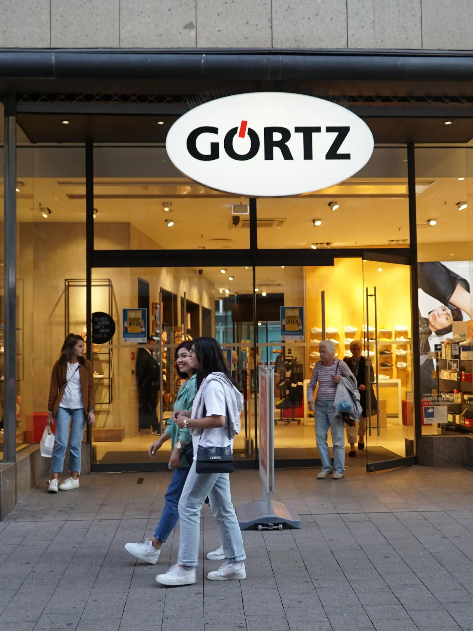 Weniger Verkäufe in der Krise: Das Traditionsschuhhaus Görtz hat Insolvenz angemeldet - hier das Haupthaus in der Hamburger Mönkebergstrasse

/ 060922