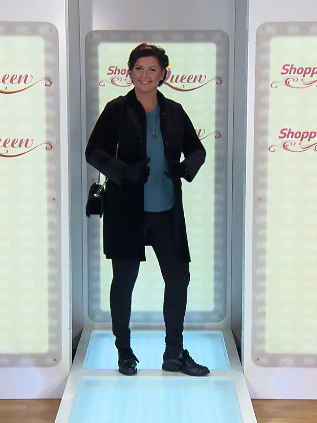 Bild zu: "Sandra zeigt sich an Tag zwei in Bielefeld in Samt gekleidet auf dem Catwalk"