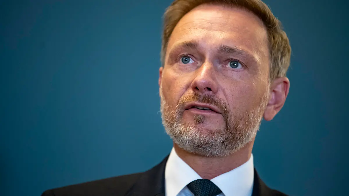 ARCHIV - 07.06.2022, Berlin: Christian Lindner (FDP), Bundesminister der Finanzen, gibt ein Statement zur Übergewinnsteuer im Finanzministerium. (zu dpa «Vor Koalitionsausschuss: Lindner schwört Bürger auf Entbehrungen ein») Foto: Fabian Sommer/dpa +++ dpa-Bildfunk +++