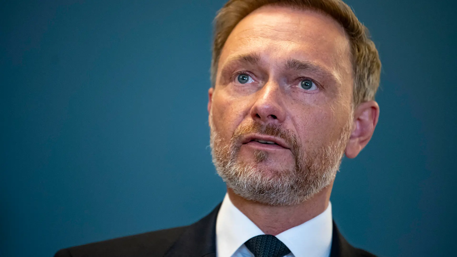 ARCHIV - 07.06.2022, Berlin: Christian Lindner (FDP), Bundesminister der Finanzen, gibt ein Statement zur Übergewinnsteuer im Finanzministerium. (zu dpa «Vor Koalitionsausschuss: Lindner schwört Bürger auf Entbehrungen ein») Foto: Fabian Sommer/dpa +++ dpa-Bildfunk +++