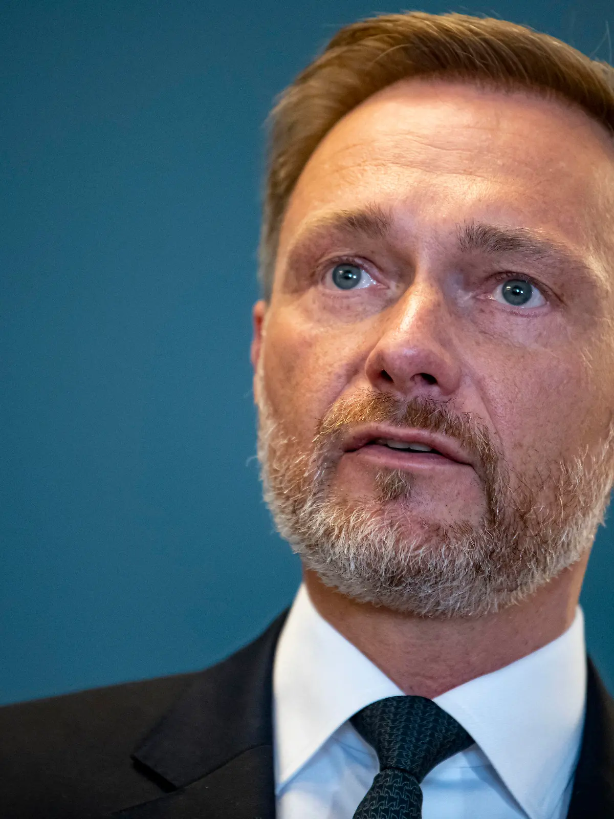 ARCHIV - 07.06.2022, Berlin: Christian Lindner (FDP), Bundesminister der Finanzen, gibt ein Statement zur Übergewinnsteuer im Finanzministerium. (zu dpa «Vor Koalitionsausschuss: Lindner schwört Bürger auf Entbehrungen ein») Foto: Fabian Sommer/dpa +++ dpa-Bildfunk +++