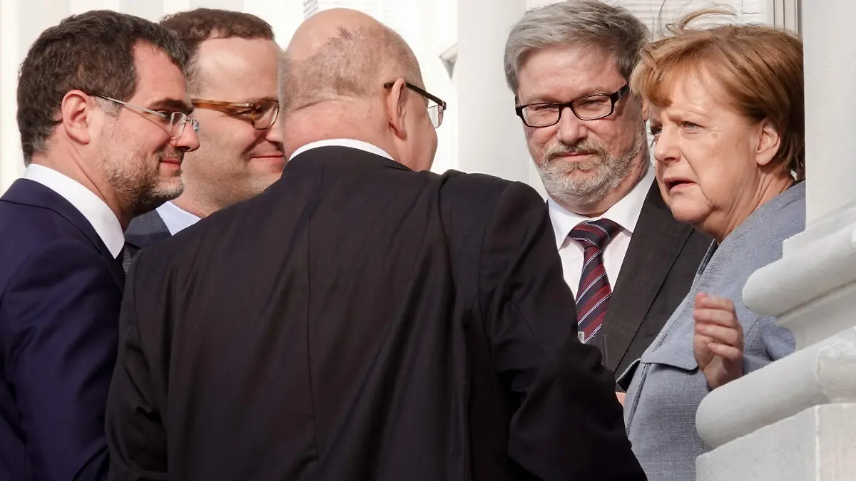 10.04.2018, Brandenburg, Meseberg: Bundeskanzlerin Angela Merkel (CDU) unterhält sich am Rande der Klausurtagung des neuen Bundeskabinetts im Gästehaus der Bundesregierung im Schloss Meseberg bei Gransee mit Peter Altmaier (M, CDU), Bundesminister für Wirtschaft und Energie, Jens Spahn (2.v.l, CDU), Bundesgesundheitsminister, Lars-Hendrik Röller (2.v.r), Berater der Kanzlerin für Wirtschaftsangelegenheiten und Wolfgang Schmidt (l), Staatssekretär im Finanzministerium. Foto: Kay Nietfeld/dpa +++ dpa-Bildfunk +++