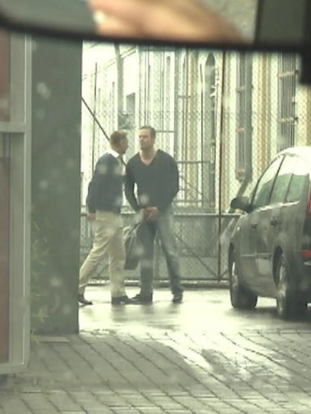 Bild zu: "Nadines Mann wird beim Gefängnis beobachtet"