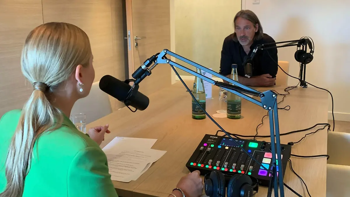 Autor und Philosoph Richard David Precht im Gespräch mit Moderatorin Janna Linke