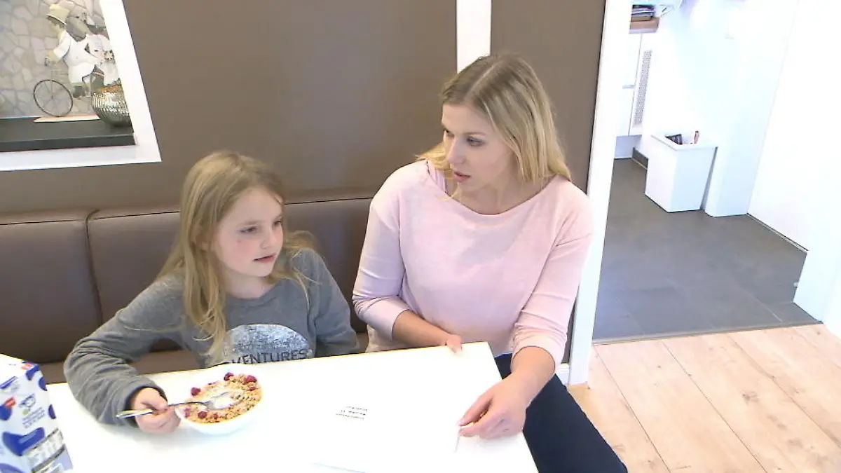 Emily soll ihrer Oma die Drohung übergeben Erpresserbrief im Schulranzen