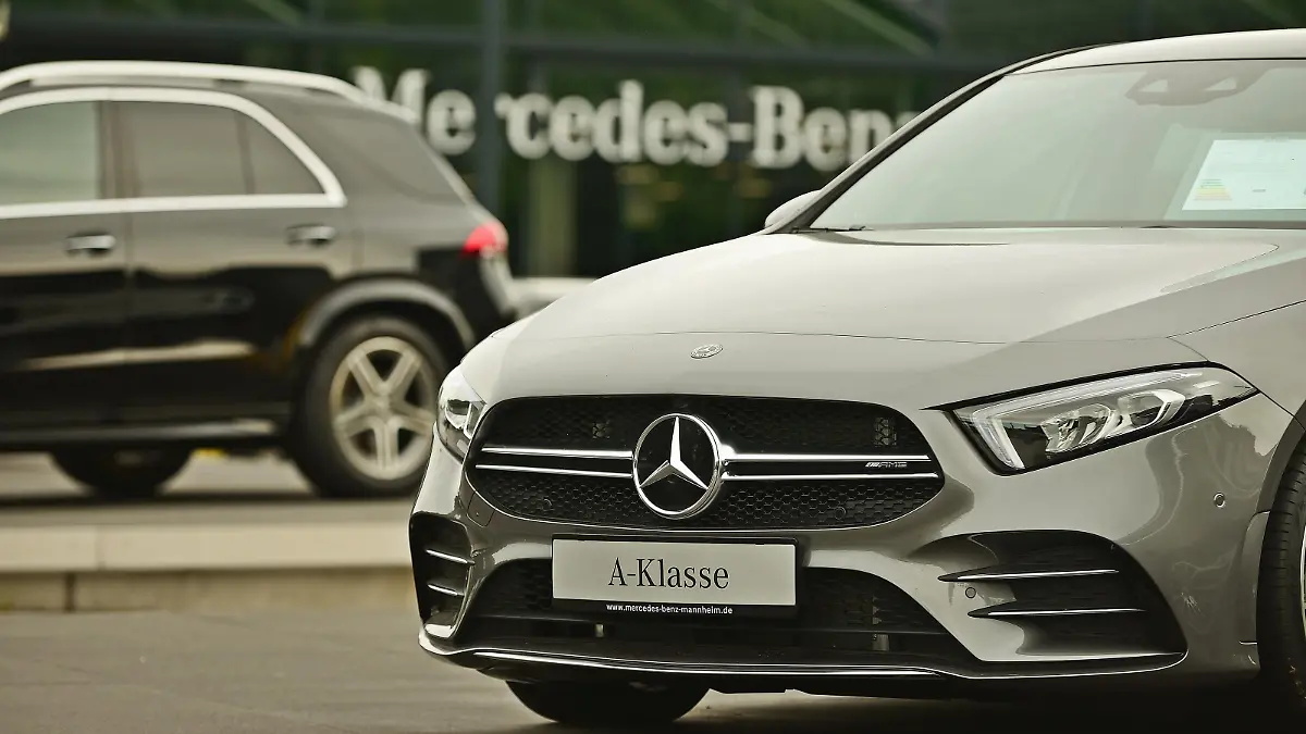 Mercedes A Klasse Neuwagen eines Mannheimer Mercedes Händlers. Mehrere C Klasse und A Klasse Modelle sind aktuell von einem Rückruf betroffen. Ausserdem die AMG GT Modelle. Insgesamt betrifft der Rückruf weltweit ca 170000 Fahrzeuge. Elektronikprobleme und falsch verbaute Fahrzeugteile können zu erhöhter Unfallgefahr führen.