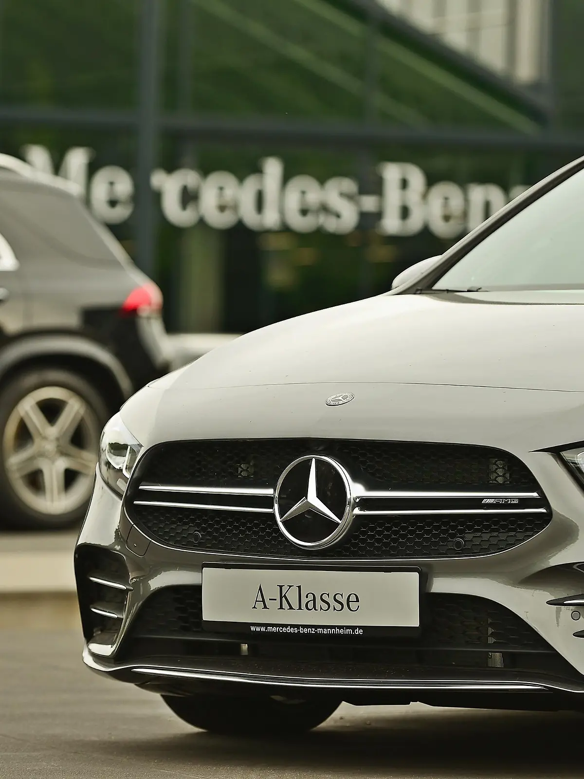 Mercedes A Klasse Neuwagen eines Mannheimer Mercedes Händlers. Mehrere C Klasse und A Klasse Modelle sind aktuell von einem Rückruf betroffen. Ausserdem die AMG GT Modelle. Insgesamt betrifft der Rückruf weltweit ca 170000 Fahrzeuge. Elektronikprobleme und falsch verbaute Fahrzeugteile können zu erhöhter Unfallgefahr führen.