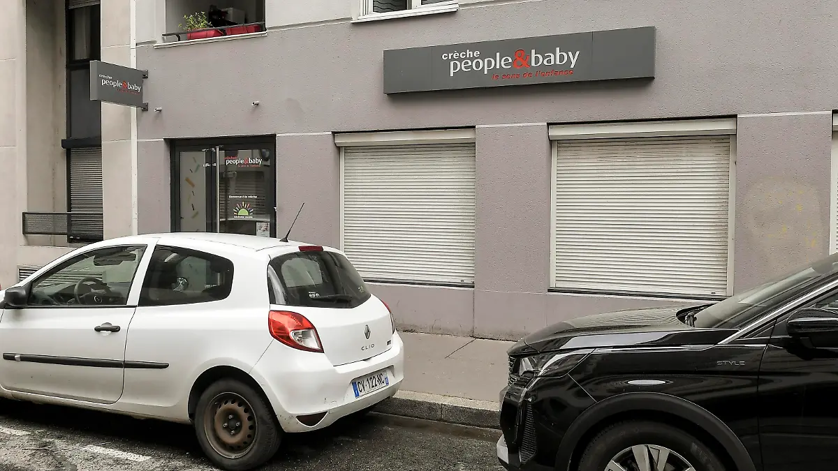 ©PHOTOPQR/LE PROGRES/Maxime JEGAT - Lyon 23/06/2022 - Mort d'un nourrisson dans une crêche à Lyon le 23 juin 2022 -Façade la crèche People Baby, place Danton à Lyon (croisement rue du Pensionnat) où une petite fille âgée de 11 mois est décédée mercredi 22 juin. Lyon, France, juen 23rd 2022 Baby died in a kindergarden in Lyon: overwhelmed by her crying, an employee admits having made her ingest a toxic product An 11-month-old girl died on Wednesday in a nursery in Lyon. A childcare assistant admitted on Friday to having killed him by making him drink a toxic product.