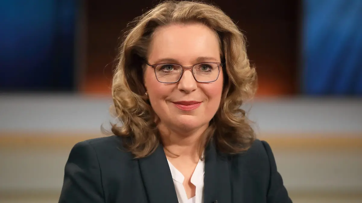 Prof. Dr. Claudia Kemfert (Leiterin der Abteilung Energie, Verkehr, Umwelt am Deutschen Institut fÃ_r Wirtschaftsforschung (DIW Berlin)) in der ARD-Talkshow ANNE WILL am 22.09.2019 in Berlin. Thema der Sendung: Das Klimaschutzpaket der Bundesregierung âÄ GroÃüer Wurf oder groÃüe Enttaeuschung?