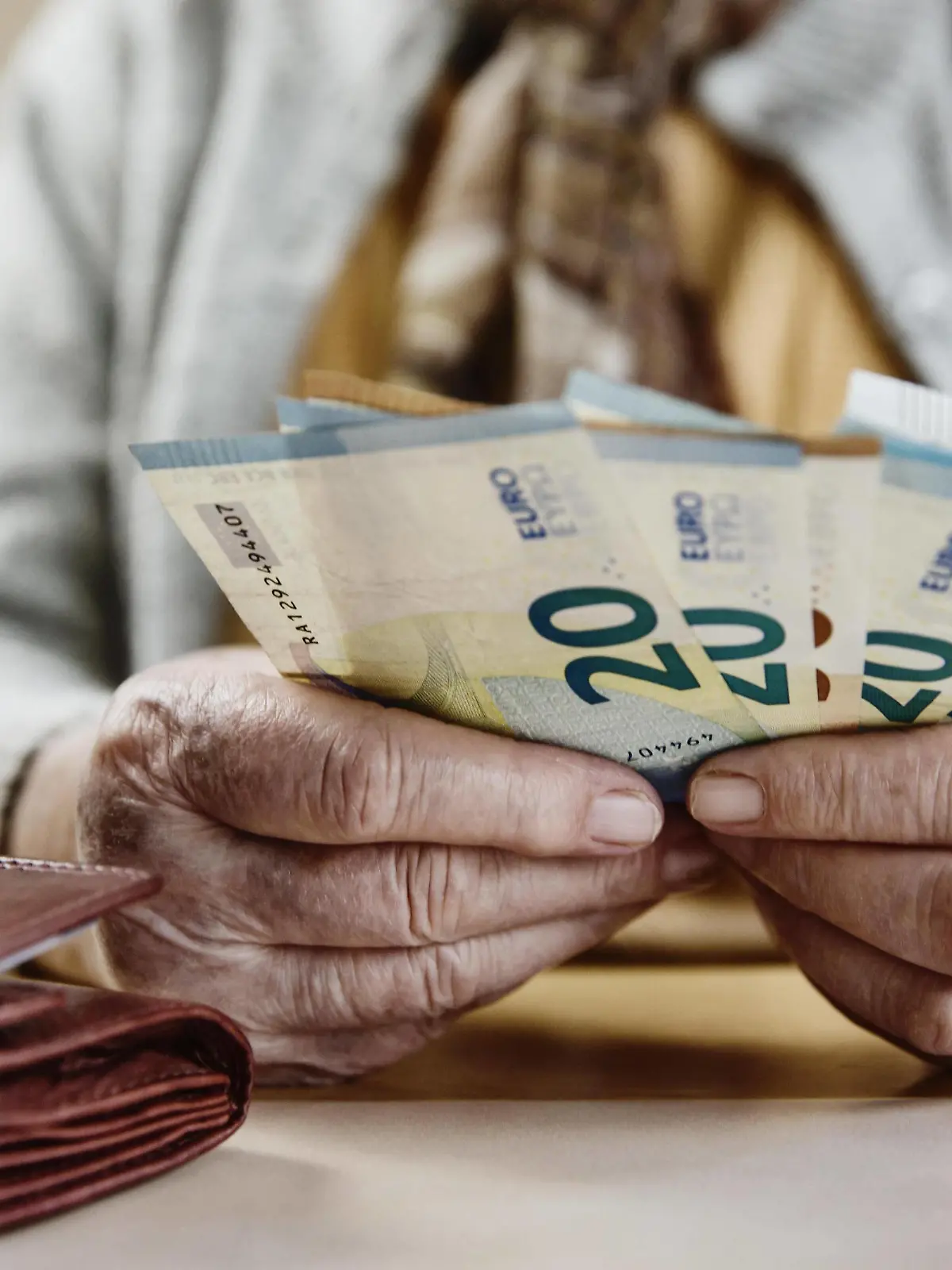  Hand einer Seniorin mit Euroscheinen, zählt ihr Geld, Deutschland, Europa *** Hand of a senior citizen with euro notes counts her money Germany Europe Copyright: imageBROKER/JanxTepass ibxjte04634744.jpg Bitte beachten Sie die gesetzlichen Bestimmungen des deutschen Urheberrechtes hinsichtlich der Namensnennung des Fotografen im direkten Umfeld der Veröffentlichung!