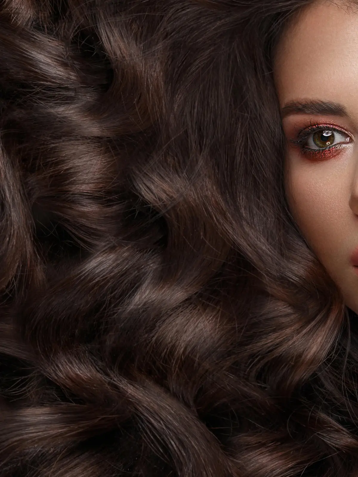 Beautiful brunette model: curls, classic makeup and full lips. The beauty face., Beautiful brunette model with curls, classic makeup and full lips. The beauty of the face. Portrait shot in the studio., Beautiful brunette model with curls, classic makeup and full lips. The beauty of the face. Portrait shot in the studio. model released, Symbolfoto , 20.01.2023, Copyright: xKobrinphotox Panthermedia33504521.jpg