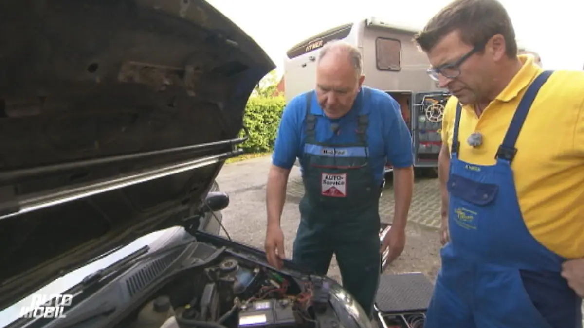 Die Autodoktoren suchen nach dem kaputten Kabel Ein Motorraum voller Überraschungen