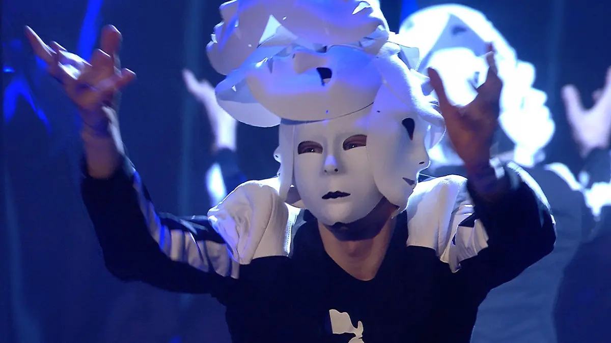 Wow! Tänzer Artem Gussev lässt die Maske fallen Das Supertalent 2017: Das große Finale