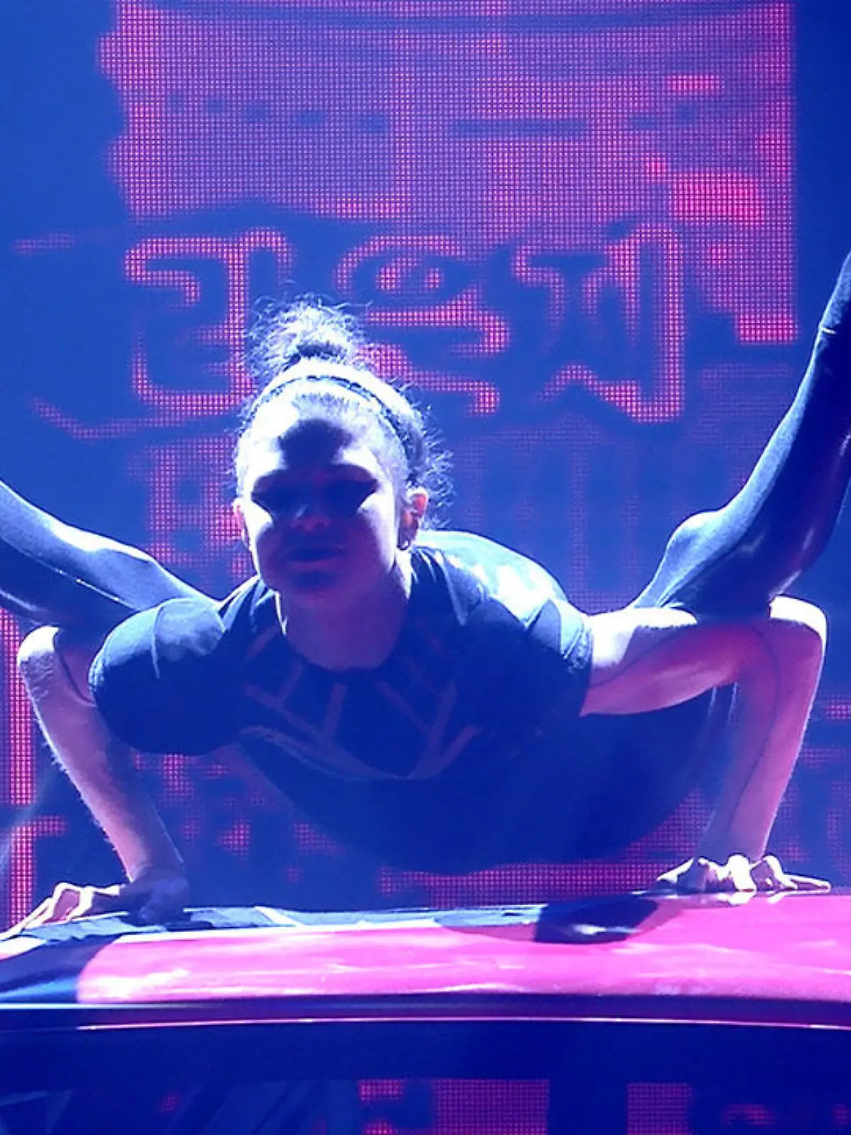 Bild zu: "Handstandakrobatin Stefanie Millinger raubt den Atem"