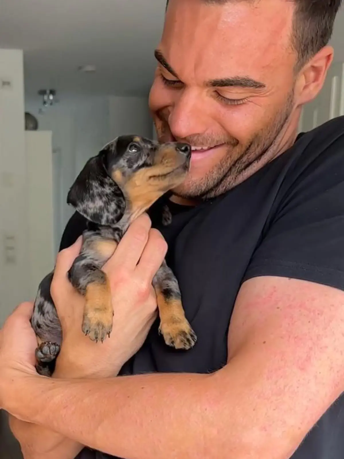 Stefano Zarrella freut sich riesig über seinen neuen Hunde-Begleiter.