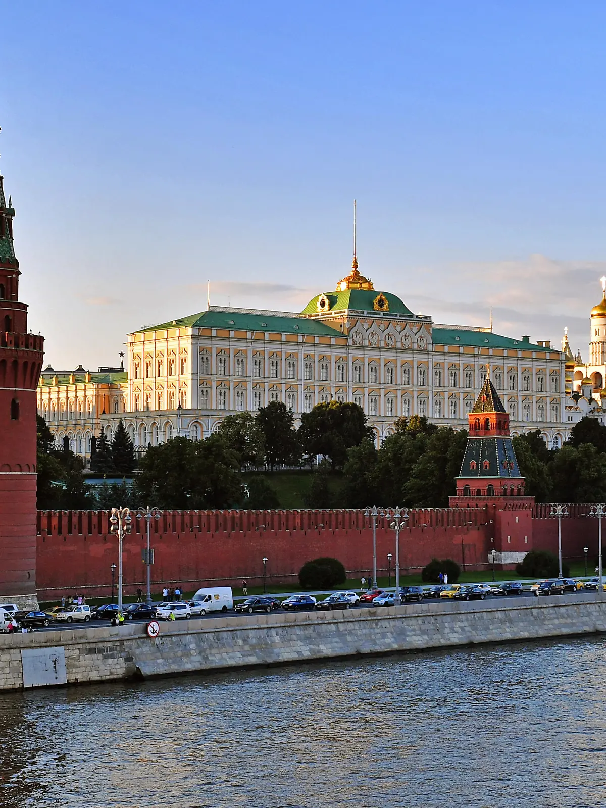 Der Fluss MOSKWA mit KREML in Moskau, Stadtbild, Tourismus, Feature, allgemein, Randmotiv,Abendstimmung, Fussball Weltmeisterschaft 2018 in Russland vom 14.06. - 15.07.2018.