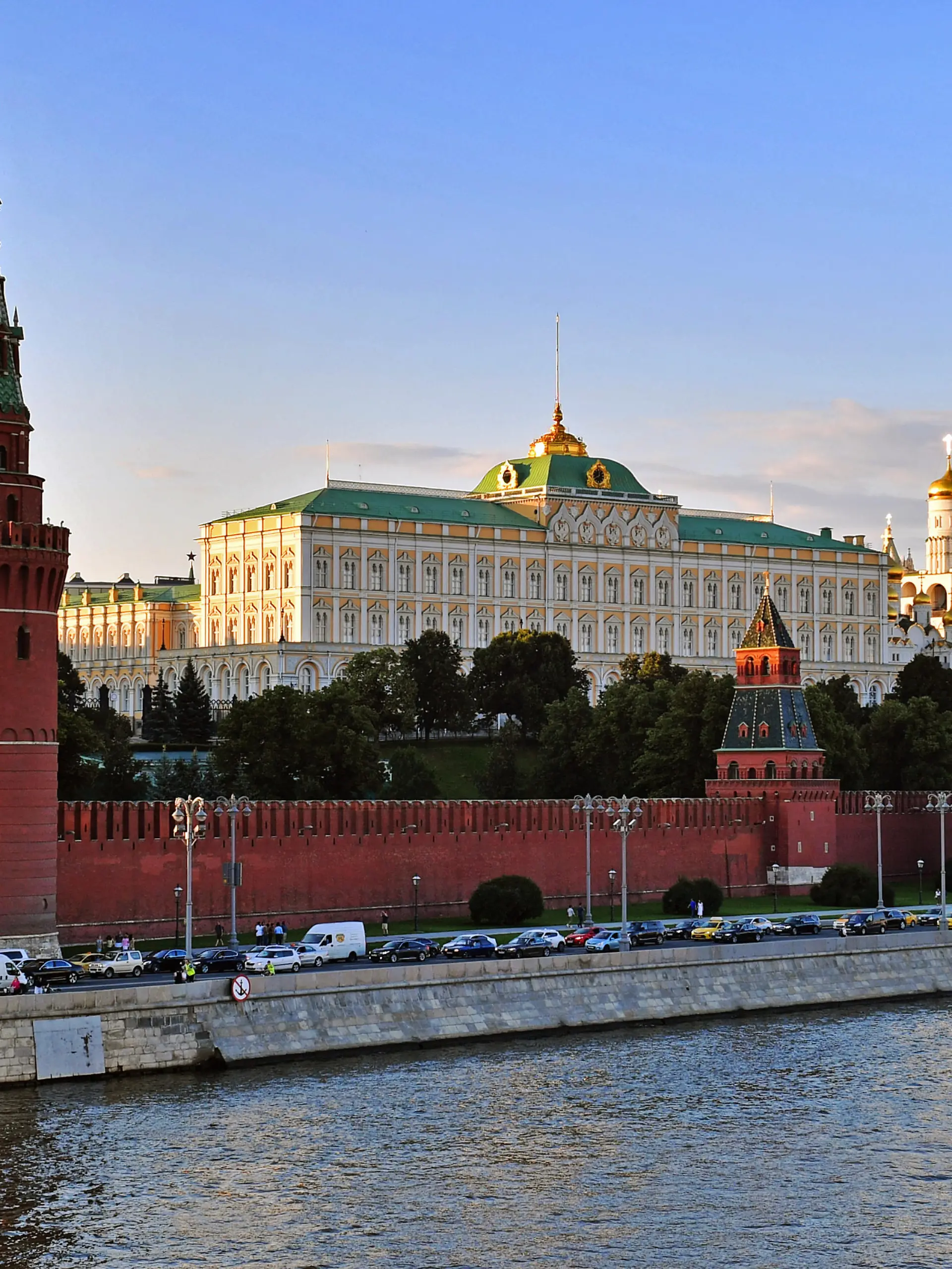 Der Fluss MOSKWA mit KREML in Moskau, Stadtbild, Tourismus, Feature, allgemein, Randmotiv,Abendstimmung, Fussball Weltmeisterschaft 2018 in Russland vom 14.06. - 15.07.2018.