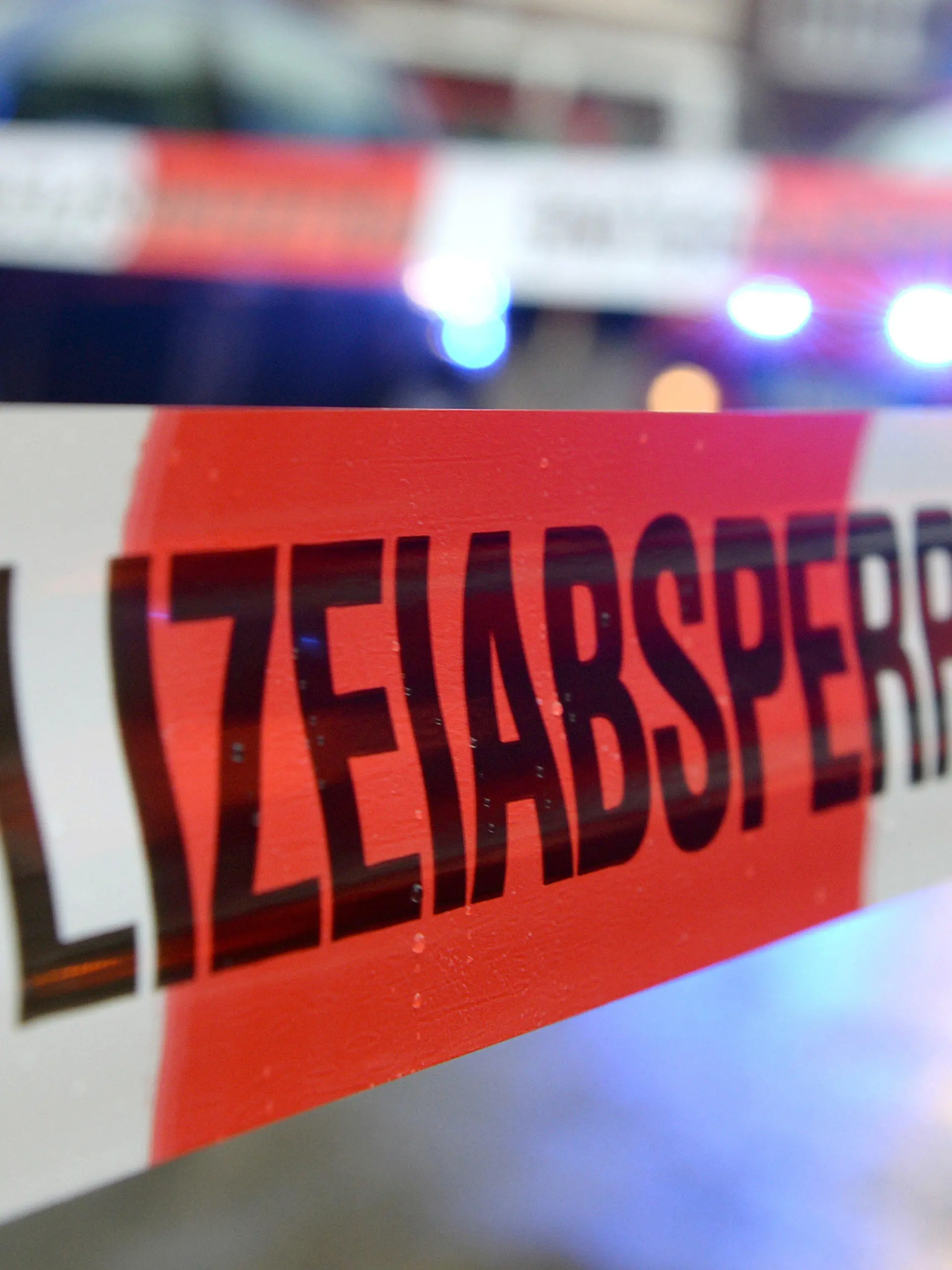 ARCHIV - ILLUSTRATION - Ein Flatterband mit der Aufschrift «Polizeiabsperrung» ist am 05.11.2014 in Freiburg (Baden-Württemberg) an einem Einsatzort vor einem Feuerwehrfahrzeug mit Blaulicht zu sehen. Foto: Patrick Seeger/dpa (zu dpa: «Bahnhof Rastatt wegen Bombendrohung geräumt - Zugverkehr unterbrochen» vom 11.10.2016) +++(c) dpa - Bildfunk+++