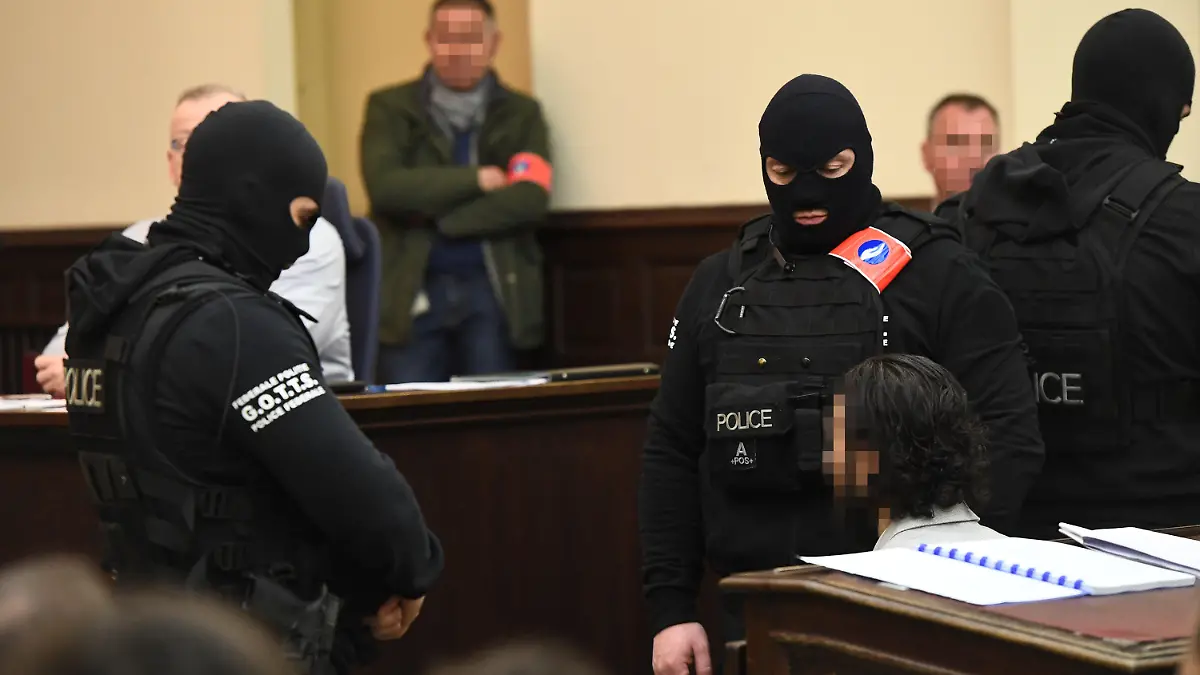 05.02.2018, Belgien, Brüssel: Polizisten bringen den mutmaßlichen islamistischen Terroristen Salah Abdeslam (r) in den Gerichtssaal. Der 28-jährige Franzose soll zur Terrorzelle gehören, die die schweren Anschläge in Paris im November 2015 und in Brüssel im März 2016 verübte. (ACHTUNG: Polizeibeamte und Angeklagter wurden von der Quelle gepixelt) Foto: Pool Emmanuel Dunand/BELGA/dpa +++ dpa-Bildfunk +++
