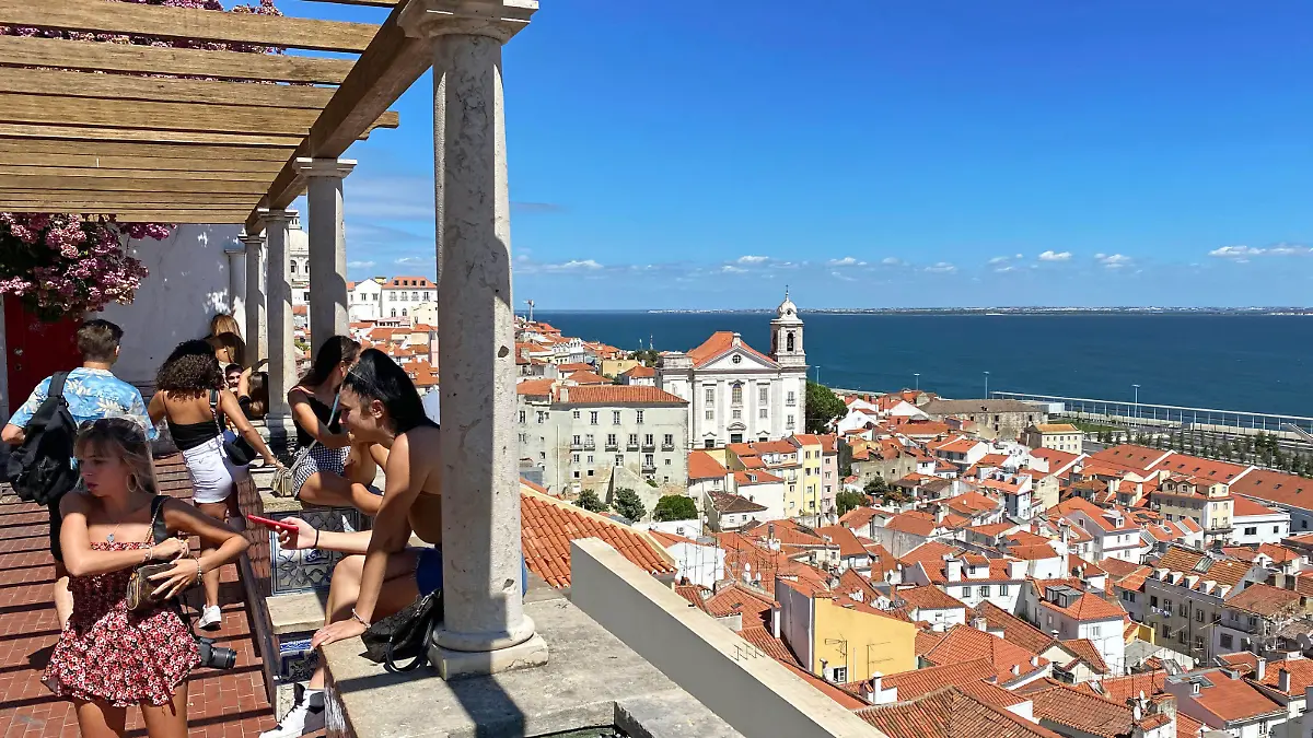 ARCHIVFOTO; In Portugal schnellt die Zahl der taeglichen Corona-Neuinfektionen in die Hoehe. Ursache ist die Omikron-Variante BA.5. Was erwartet uns in Deutschland?Impressionen aus Lissabon in Zeiten der Coronavirus Pandemie am 16.08.2020. Nur wenige Touristen geniessen den Ausblick auf die Altstadt von Lissabon / Portugal.