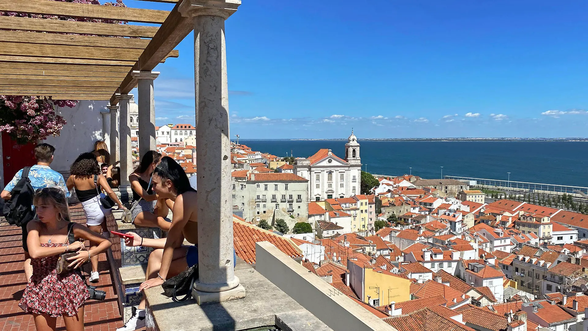 ARCHIVFOTO; In Portugal schnellt die Zahl der taeglichen Corona-Neuinfektionen in die Hoehe. Ursache ist die Omikron-Variante BA.5. Was erwartet uns in Deutschland?Impressionen aus Lissabon in Zeiten der Coronavirus Pandemie am 16.08.2020. Nur wenige Touristen geniessen den Ausblick auf die Altstadt von Lissabon / Portugal.
