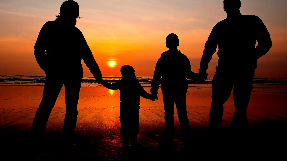 ARCHIV - ILLUSTRATION - Eine Familie schaut sich am 06.04.2010 am Nordseestrand auf der dänischen Insel Romo den Sonnenuntergang an. Foto: Patrick Pleul/dpa  (zu dpa-Korr "F wie Familienleben - Patchwork und Armut nehmen zu" vom 14.05.2015) +++(c) dpa - Bildfunk+++