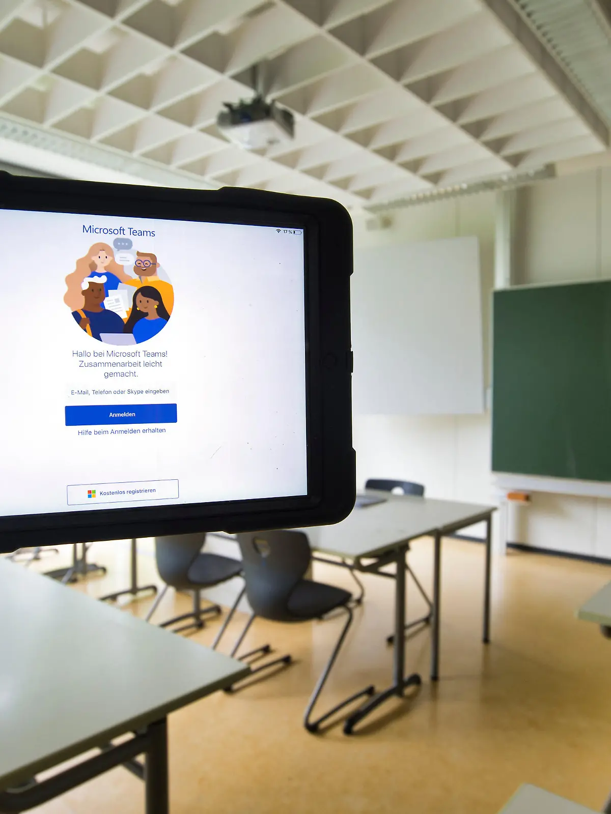 iPad mit Microsoft Teams, digitaler Unterricht, leeres Klassenzimmer, Einzeltische ohne Abstandsregel, Corona-Krise, Deutschland