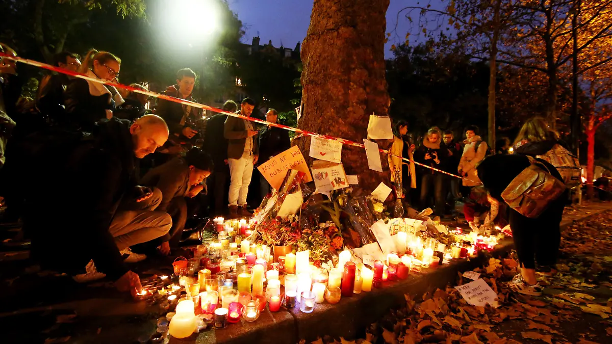 ARCHIV - 16.11.2015, Frankreich, Paris: Trauernde Menschen zünden vor dem Bataclan Theater Kerzen an und legen Blumen nieder. Der Horror und die Angst der Überlebenden der Pariser Anschläge standen wochenlang im Zentrum des Prozesses um die Terrornacht vom November 2015. Zu dpa: "Grauen und offene Fragen in Pariser Terrorprozess - Urteile fallen") Foto: Malte Christians/dpa +++ dpa-Bildfunk +++
