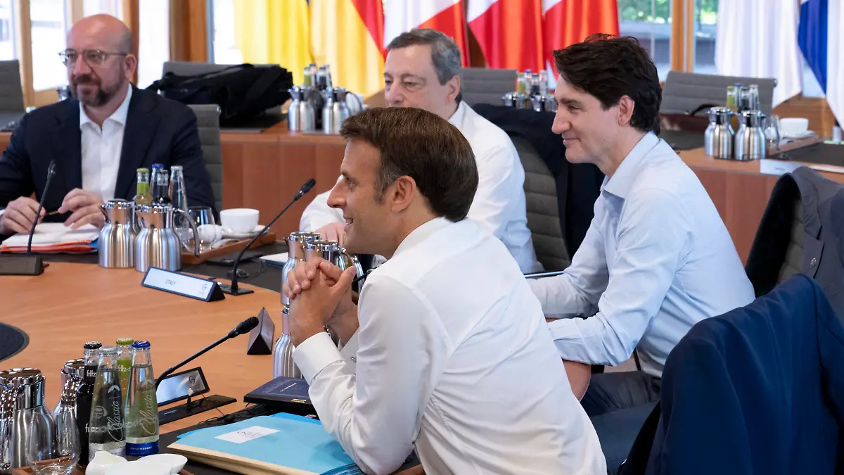 June 27, 2022, Schloss Elmau, Germany: Prime Minister Justin Trudeau gathers with G7 leaders Charles Michel President EuropeanäCouncil, Mario Draghi, Prime Minister of Italy, Emmanuel Macron, President of France, for a presentation by Ukraine President Volodymyr Zelensky at the G7 Summit in Schloss Elmau on Monday, June 27, 2022. Schloss Elmau Germany PUBLICATIONxINxGERxSUIxAUTxONLY - ZUMAc35_ 20220627_zaf_c35_003 Copyright: xPaulxChiassonx