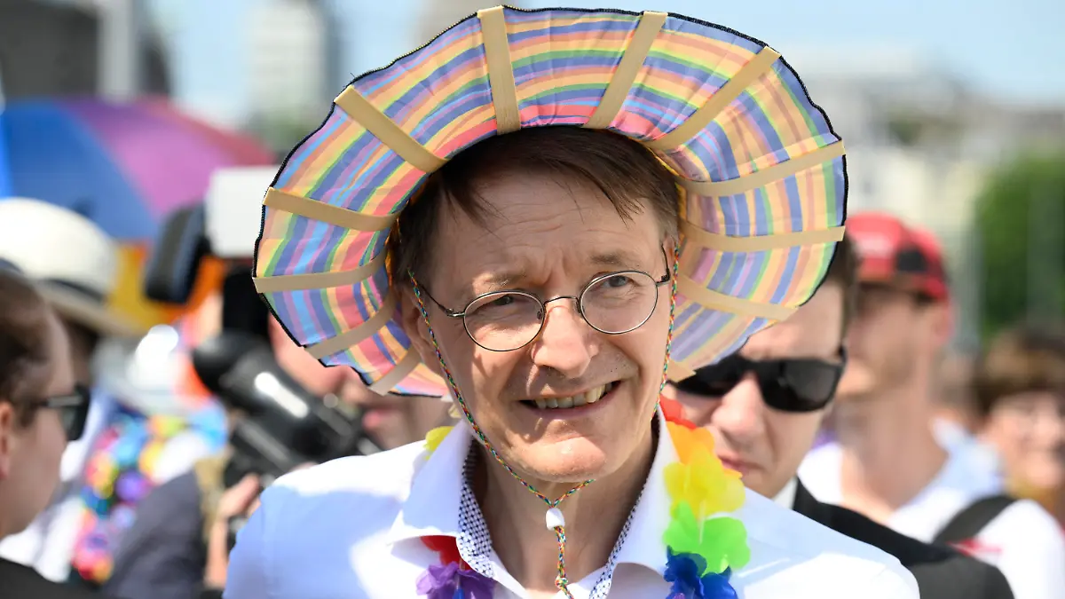 dpatopbilder - 09.07.2023, Nordrhein-Westfalen, Köln: Bundesgesundheitsminister Karl Lauterbach (SPD) nimmt bei der diesjährigen CSD-Parade zum Christopher Street Day teil. ColognePride ist nach Berlin die zweitgrößte CSD-Parade in Deutschland. Foto: Roberto Pfeil/dpa +++ dpa-Bildfunk +++