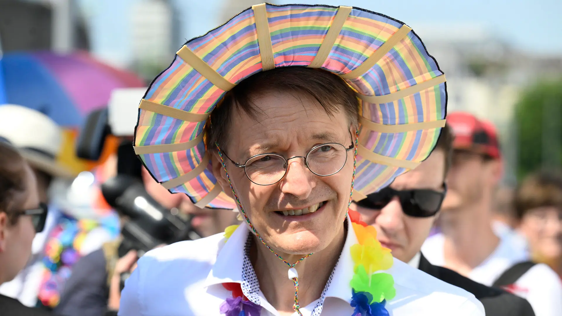 dpatopbilder - 09.07.2023, Nordrhein-Westfalen, Köln: Bundesgesundheitsminister Karl Lauterbach (SPD) nimmt bei der diesjährigen CSD-Parade zum Christopher Street Day teil. ColognePride ist nach Berlin die zweitgrößte CSD-Parade in Deutschland. Foto: Roberto Pfeil/dpa +++ dpa-Bildfunk +++