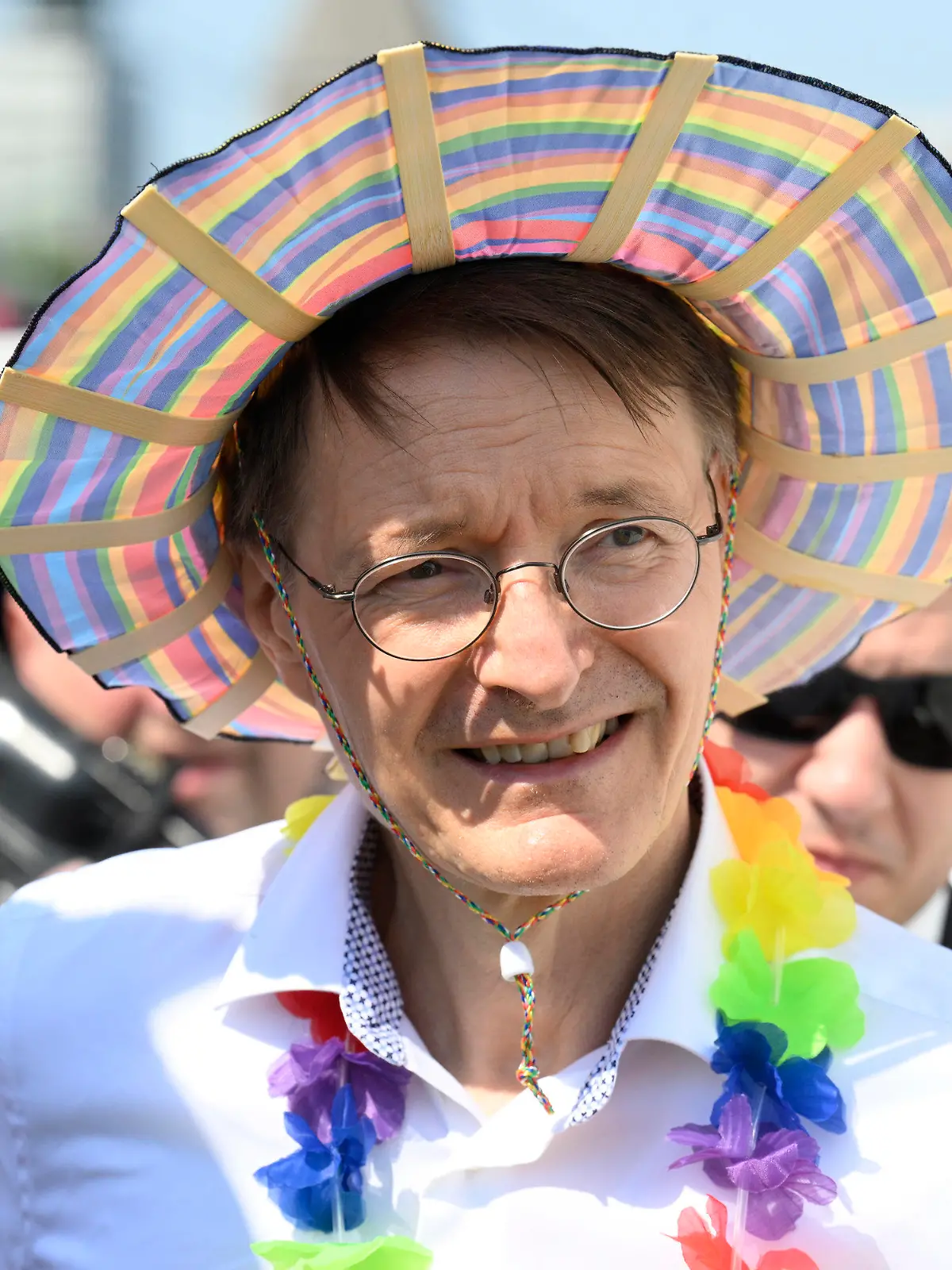 dpatopbilder - 09.07.2023, Nordrhein-Westfalen, Köln: Bundesgesundheitsminister Karl Lauterbach (SPD) nimmt bei der diesjährigen CSD-Parade zum Christopher Street Day teil. ColognePride ist nach Berlin die zweitgrößte CSD-Parade in Deutschland. Foto: Roberto Pfeil/dpa +++ dpa-Bildfunk +++