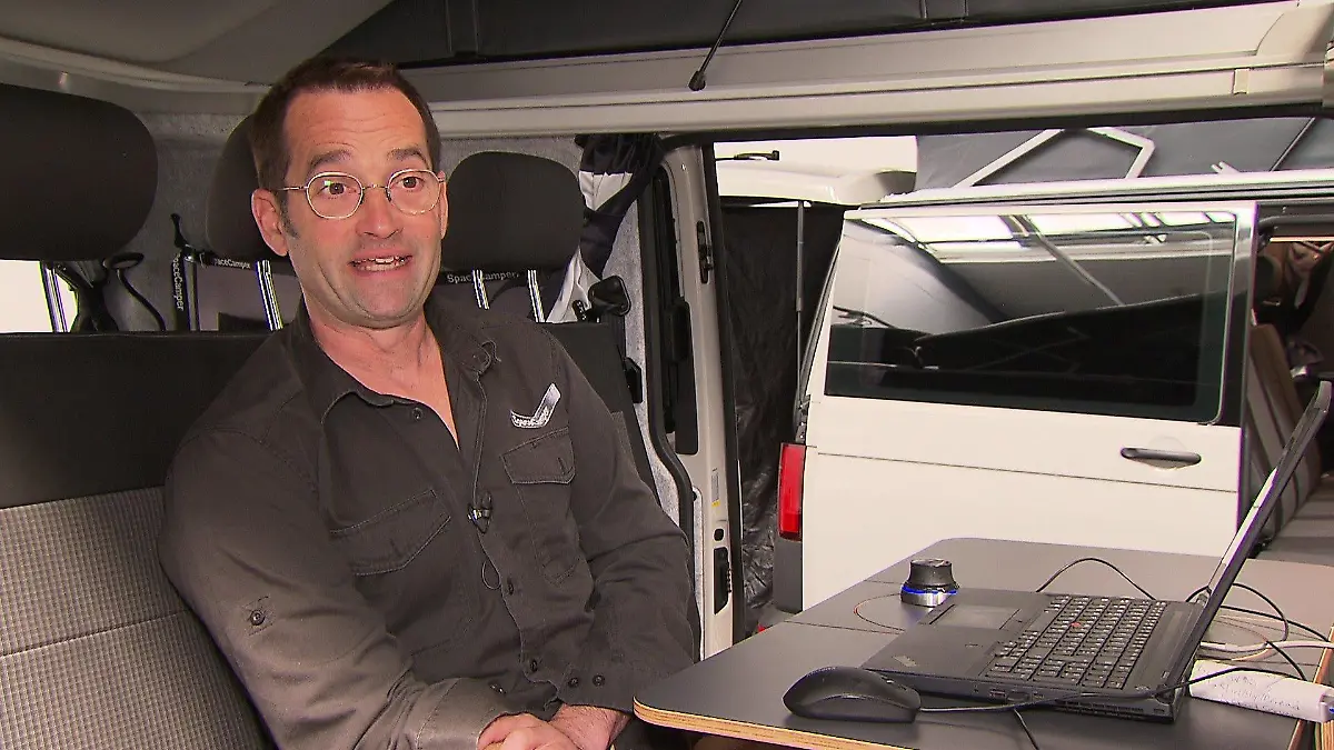 Ben Wawra lebt nicht nur im VW-Camper - er arbeitet inzwischen auch in einem, für seine Firma SpaceCamper.