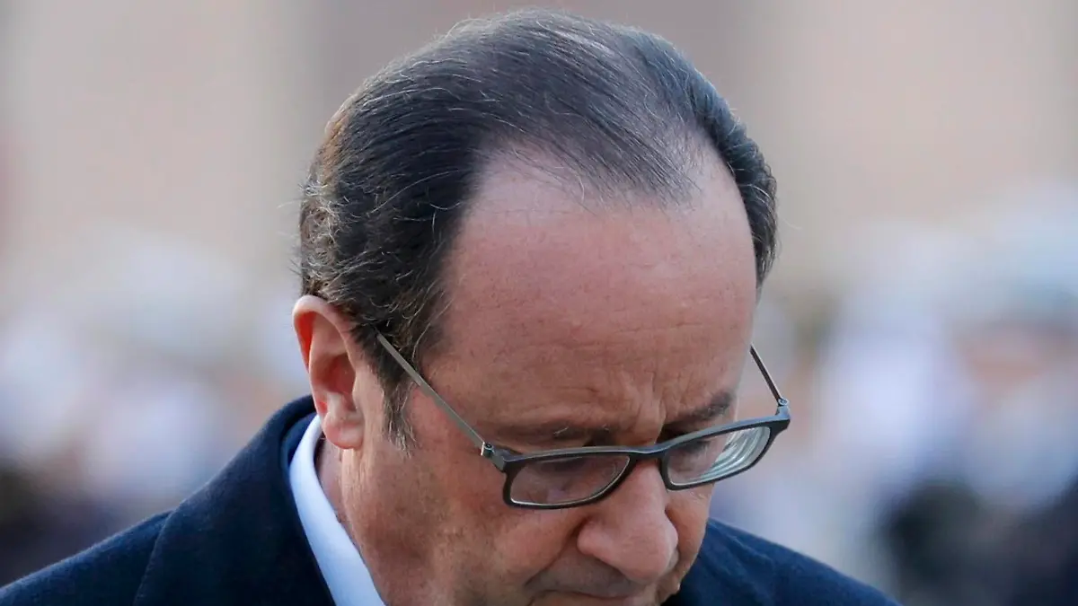 French President Francois Hollande attends a military ceremony at the Hotel des Invalides in Paris, France, November 29, 2016. REUTERS/Philippe Wojazer