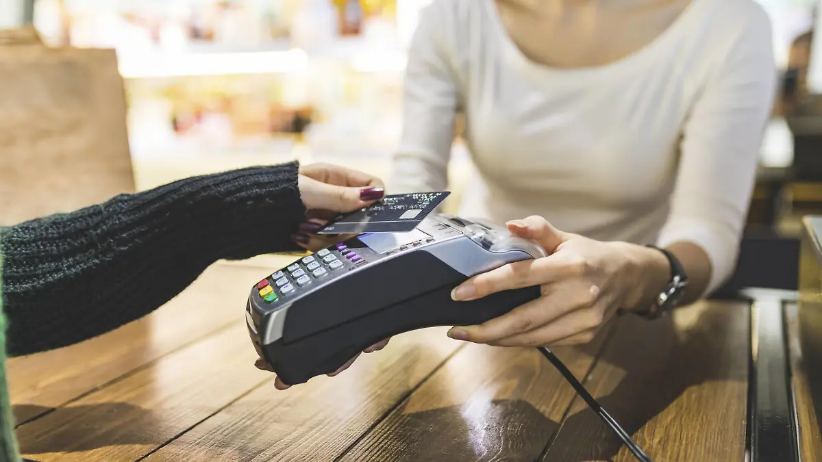 Customer paying cashless with credit card in a shop model released Symbolfoto property released PUBLICATIONxINxGERxSUIxAUTxHUNxONLY WPEF00667  
