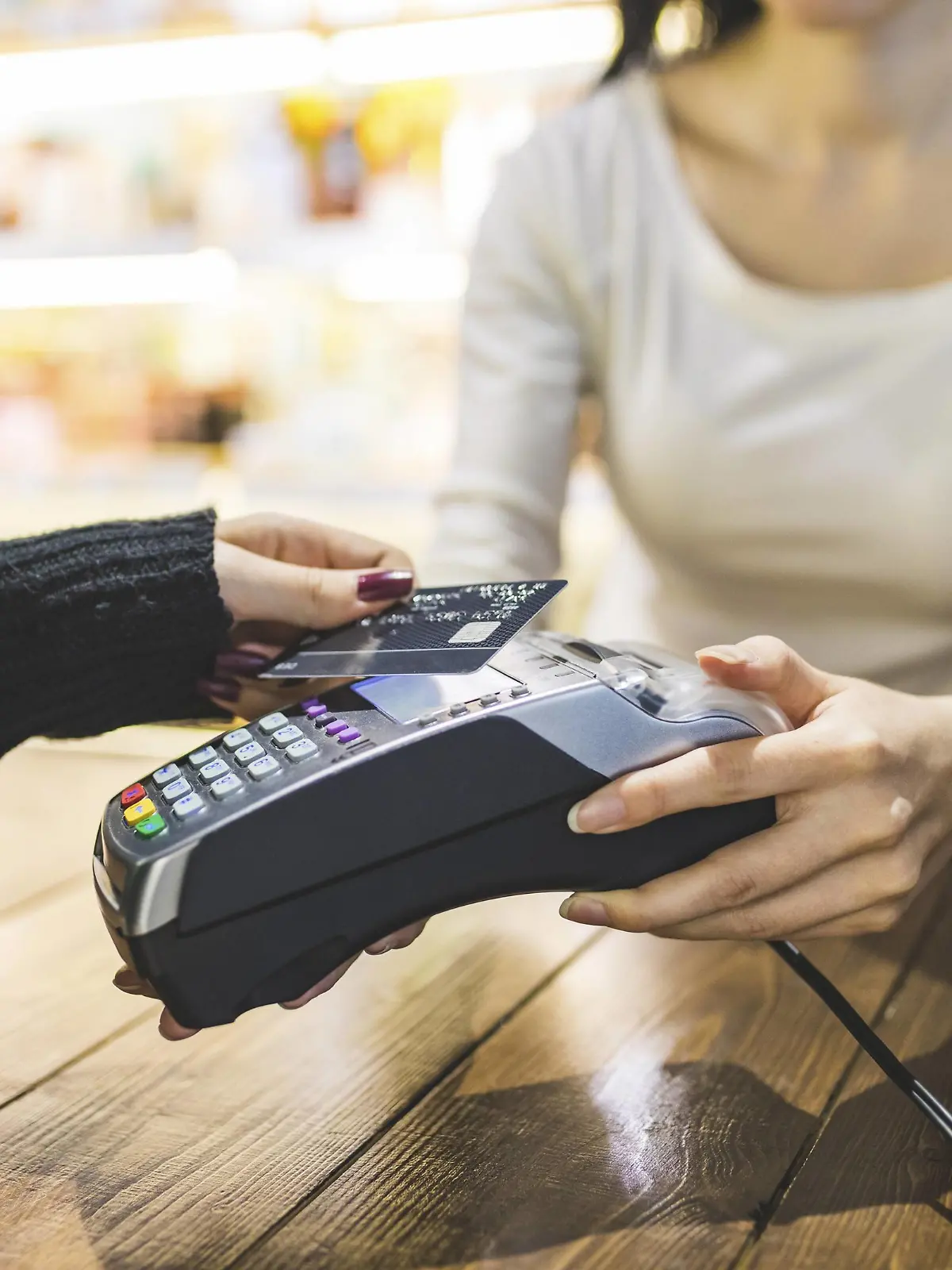 Customer paying cashless with credit card in a shop model released Symbolfoto property released PUBLICATIONxINxGERxSUIxAUTxHUNxONLY WPEF00667  