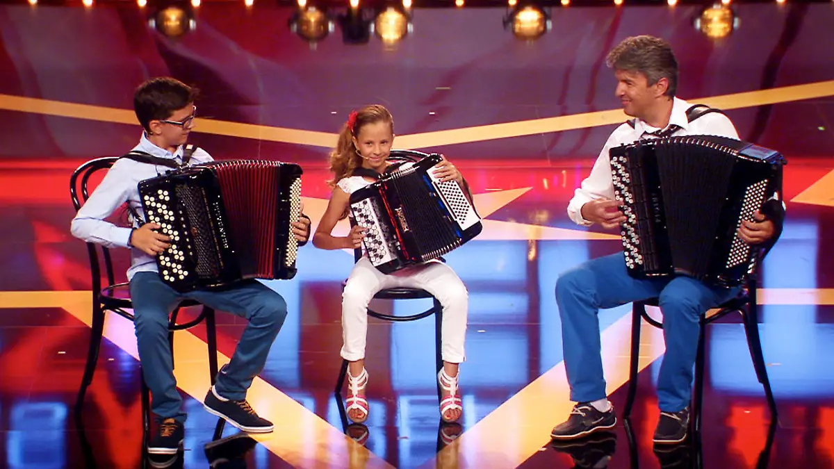 Stefan, Nina und Jovica überraschen am Akkordeon Das Supertalent 2015: Castingshow 13