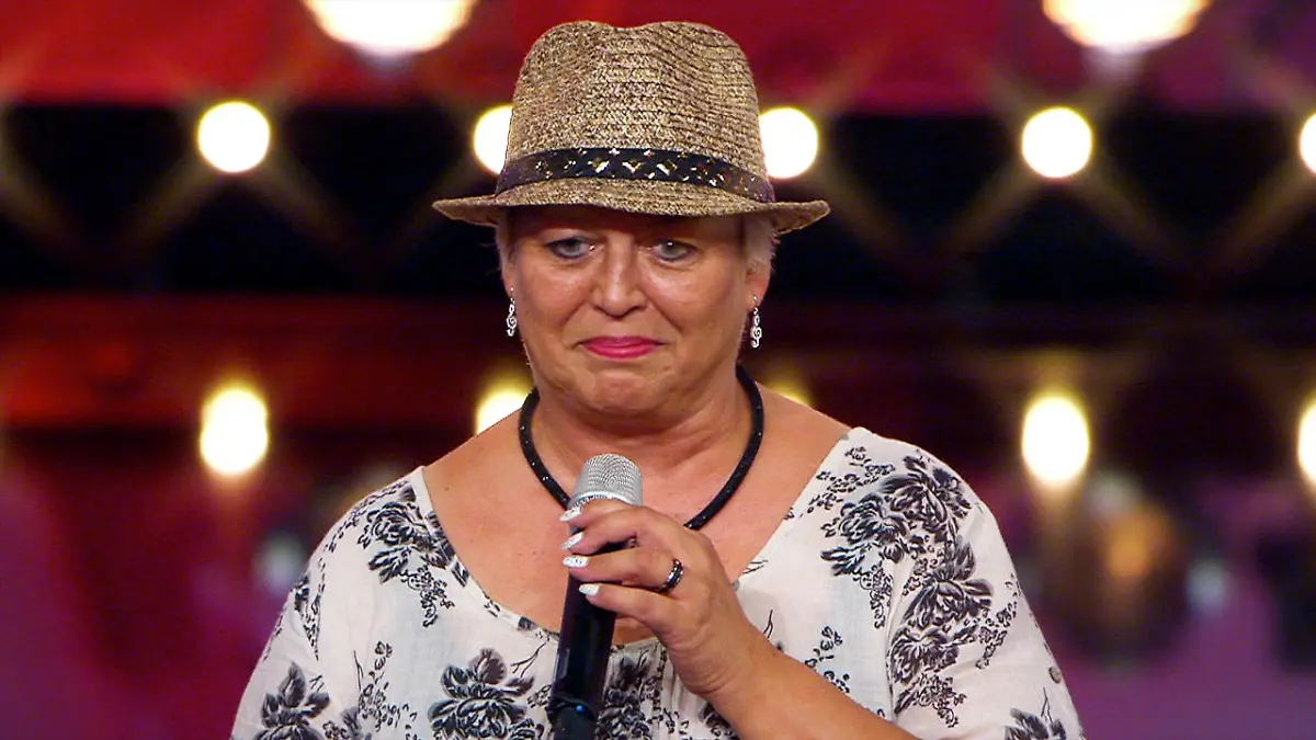 Bruce zieht wenigstens seine Jacke für Petra aus Das Supertalent 2015: Castingshow 12