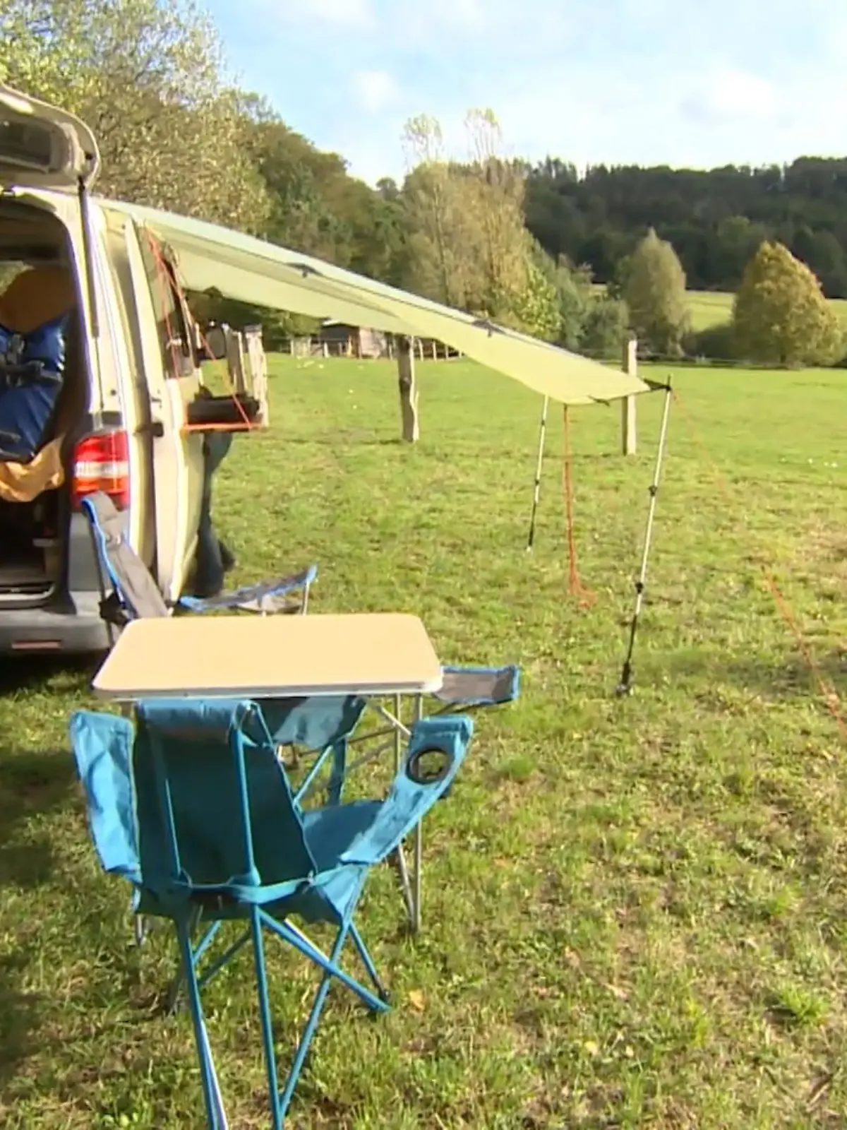 Tiny House, Mobile Home – Minimalismus beim Wohnen ist voll im Trend! Ben Wawra aus Darmstadt lebt diesen Trend: Seit zehn Jahren wohnt er in einem Bulli, dem Campingbus-Klassiker. Welche Details er diesem hinzugefügt hat und wie er auch anderen Minimalisten und Camping-Freunden zum Wohnglück auf vier Rädern verhilft – im Video!