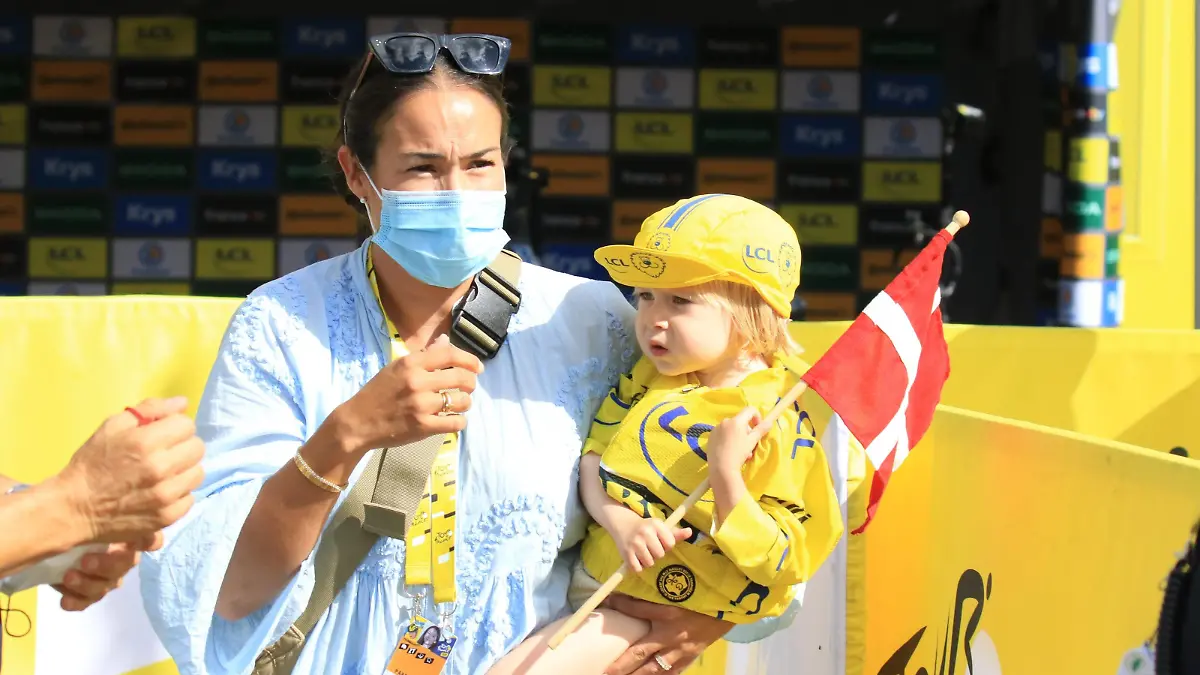 TOUR DE FRANCE 2023- UCI Cycling World Tour Pierre Teyssot/MAXPPP TOUR DE FRANCE 2023- UCI Cycling World Tour . Stage 17th from Saint-Gervais les Bains to Courchevel, 165,7 m, on the 19 of July 2023, Courchevel, France. Jonas Vingegaard DEN Jumbo-Visma keeps his yellow jersey. Felix Gall AUT wins the stage. On the photograph Trine Hansen and Jonas Vingegaard DEN daughter Frida. Pierre Teyssot / Maxppp Courchevel Savoie France PUBLICATIONxNOTxINxFRAxBELxSUIxUK Copyright: xMAXPPPxPierrexTeyssotx PT7_1800 PT7_1800