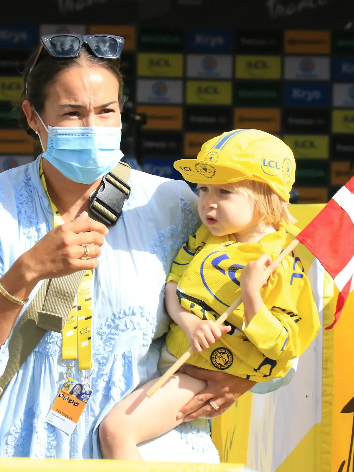 TOUR DE FRANCE 2023- UCI Cycling World Tour Pierre Teyssot/MAXPPP  TOUR DE FRANCE 2023- UCI Cycling World Tour . Stage 17th from Saint-Gervais les Bains to Courchevel, 165,7 m, on the 19 of July 2023, Courchevel, France. Jonas Vingegaard DEN Jumbo-Visma keeps his yellow jersey. Felix Gall AUT wins the stage. On the photograph Trine Hansen and Jonas Vingegaard DEN daughter Frida. Pierre Teyssot / Maxppp Courchevel Savoie France PUBLICATIONxNOTxINxFRAxBELxSUIxUK Copyright: xMAXPPPxPierrexTeyssotx PT7_1800 PT7_1800