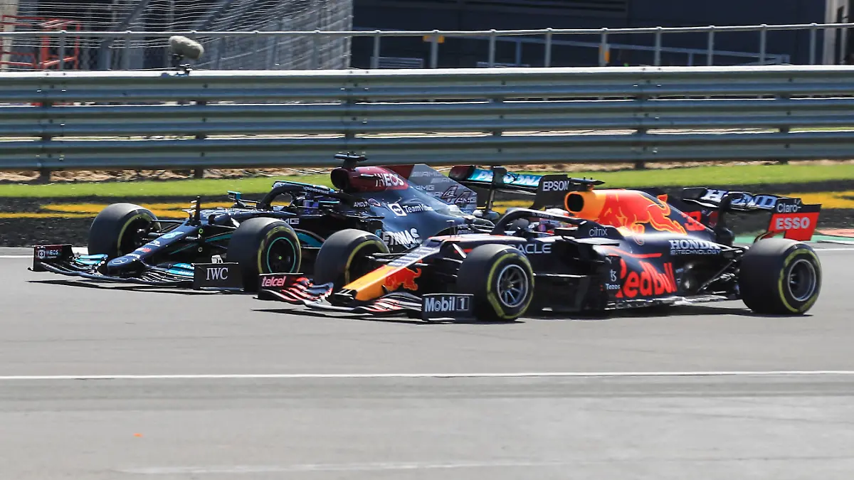 Sport Bilder des Tages FORMULA 1 BRITISH GRAND PRIX, 18/07/2021 Silverstone Circuit,18 July 2021 Lewis Hamilton GBR, Mercedes AMG Petronas W12 overtakes Max Verstappen NED, Red Bull Racing RB16B on the first turn at the start of the race during the FORMULA 1 PIRELLI BRITISH GRAND PRIX RACE at Silverstone, United Kingdom Editorial Use Only PUBLICATIONxNOTxINxUK Copyright: xPhilxDuncanx ESM-0061-0013