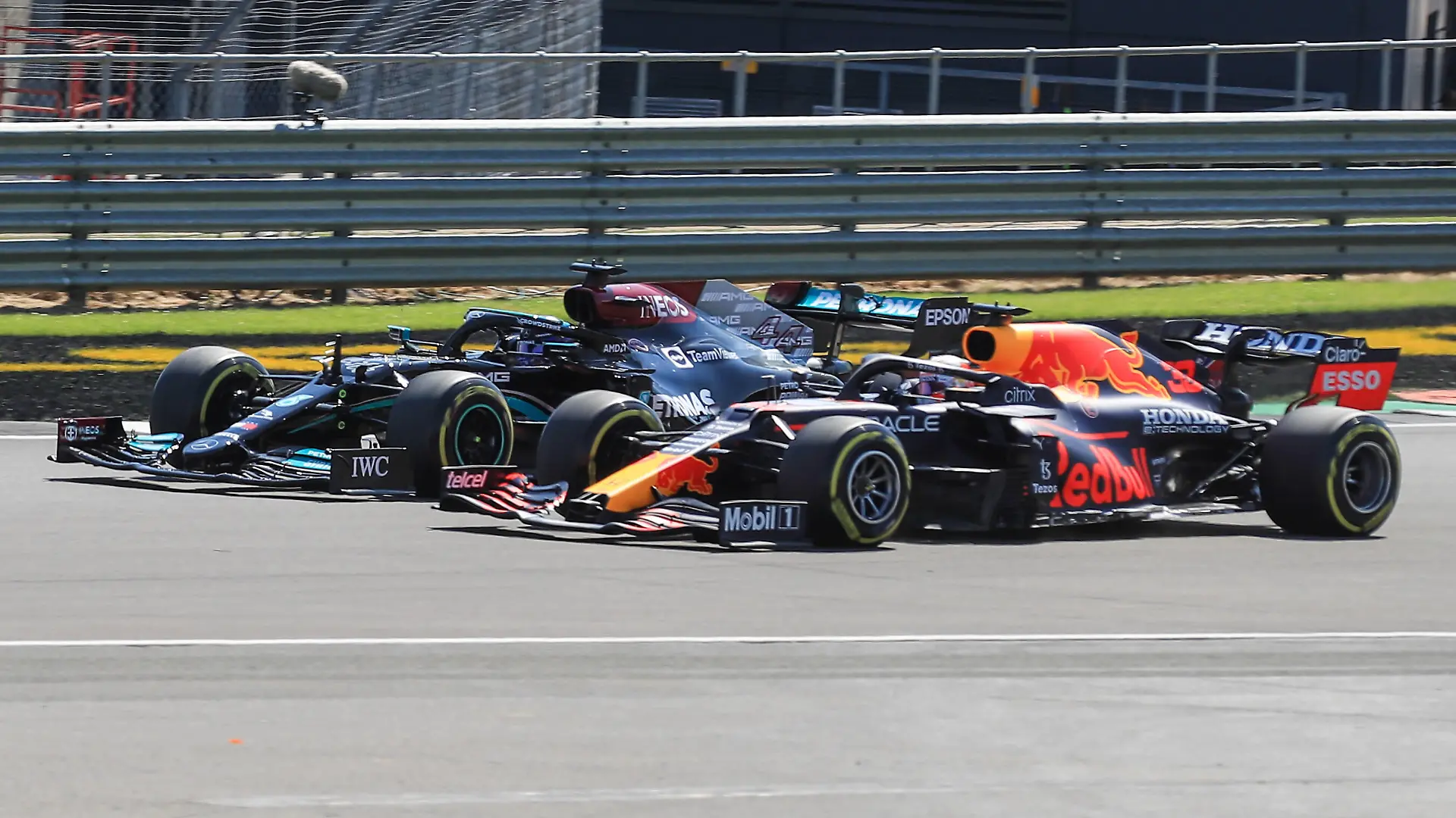 Sport Bilder des Tages FORMULA 1 BRITISH GRAND PRIX, 18/07/2021 Silverstone Circuit,18 July 2021 Lewis Hamilton GBR, Mercedes AMG Petronas W12 overtakes Max Verstappen NED, Red Bull Racing RB16B on the first turn at the start of the race during the FORMULA 1 PIRELLI BRITISH GRAND PRIX RACE at Silverstone, United Kingdom Editorial Use Only PUBLICATIONxNOTxINxUK Copyright: xPhilxDuncanx ESM-0061-0013