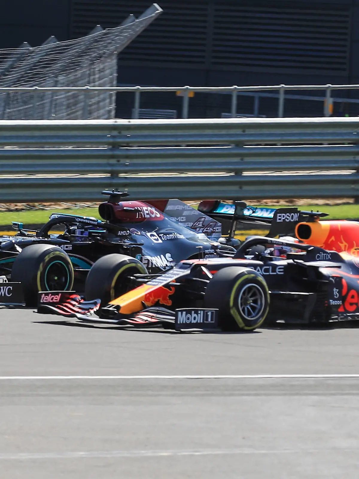 Sport Bilder des Tages FORMULA 1 BRITISH GRAND PRIX, 18/07/2021 Silverstone Circuit,18 July 2021 Lewis Hamilton GBR, Mercedes AMG Petronas W12 overtakes Max Verstappen NED, Red Bull Racing RB16B on the first turn at the start of the race during the FORMULA 1 PIRELLI BRITISH GRAND PRIX RACE at Silverstone, United Kingdom Editorial Use Only PUBLICATIONxNOTxINxUK Copyright: xPhilxDuncanx ESM-0061-0013