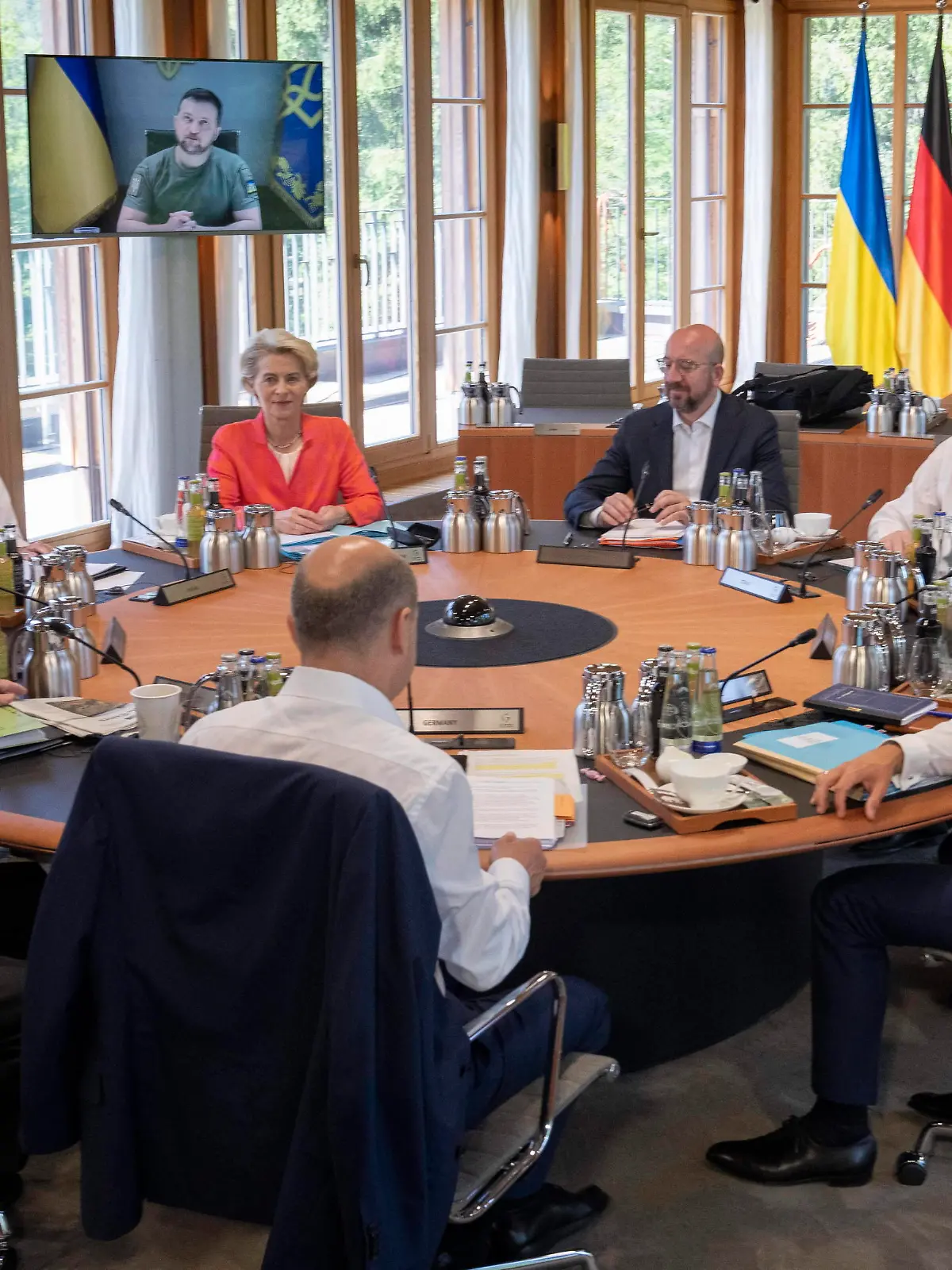  June 27, 2022, Schloss Elmau, Germany: Prime Minister Justin Trudeau gathers with G7 leaders Joe Biden, President of the United States, Boris Johnson, Prime Minister of the United Kingdom, Fumio Kishida, Prime Minister of Japan, Ursula von der Leyen, President European Commission, Charles Michel President EuropeanäCouncil, Mario Draghi, Prime Minister of Italy, Emmanuel Macron, President of France, and Olaf Scholz, Chancellor of Germany.. for a presentation by Ukraine President Volodymyr Zelensky at the G7 Summit in Schloss Elmau on Monday, June 27, 2022. Schloss Elmau Germany PUBLICATIONxINxGERxSUIxAUTxONLY - ZUMAc35_ 20220627_zaf_c35_004 Copyright: xPaulxChiassonx