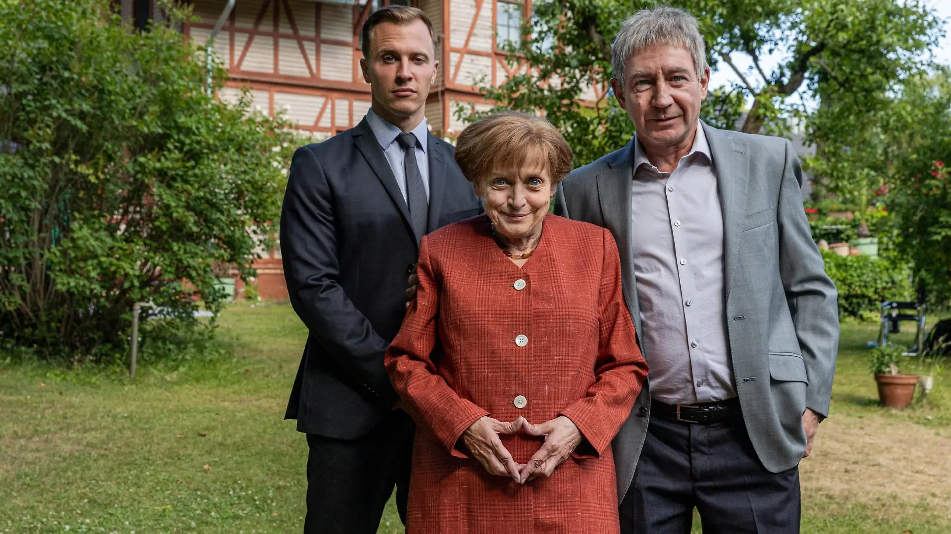 V.l.: Personenschützer Mike (Tim Kalkhof), Angela Merkel (Katharina Thalbach), Ehemann Joachim Sauer (Thorsten Merten).
Die Verwendung des sendungsbezogenen Materials ist nur mit dem Hinweis und Verlinkung auf RTL+ gestattet.