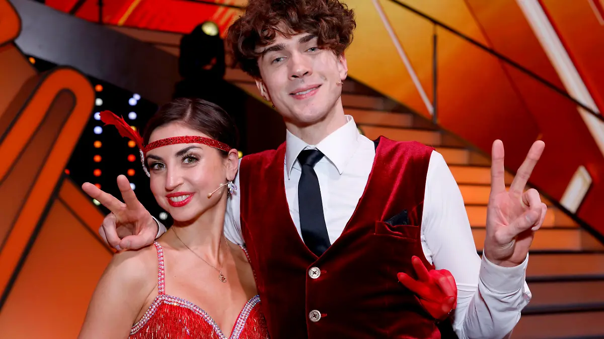 Mentalist Timon Krause und Profitänzerin Ekaterina Leonova stehen bei der Kennenlernshow zu Beginn der 16. Staffel der RTL-Tanzshow Let s Dance im MMC Coloneum auf dem Parkett. Sie werden in der Staffel gemeinsam antreten. Köln, 17.02.2023 NRW Deutschland *** Mentalist Timon Krause and professional dancer Ekaterina Leonova stand at the get-to-know show at the beginning of the 16 season of the RTL dance show Let s Dance in the MMC Coloneum on the parquet They will compete together in the season Cologne, 17 02 2023 NRW Germany Copyright: xChristophxHardtx