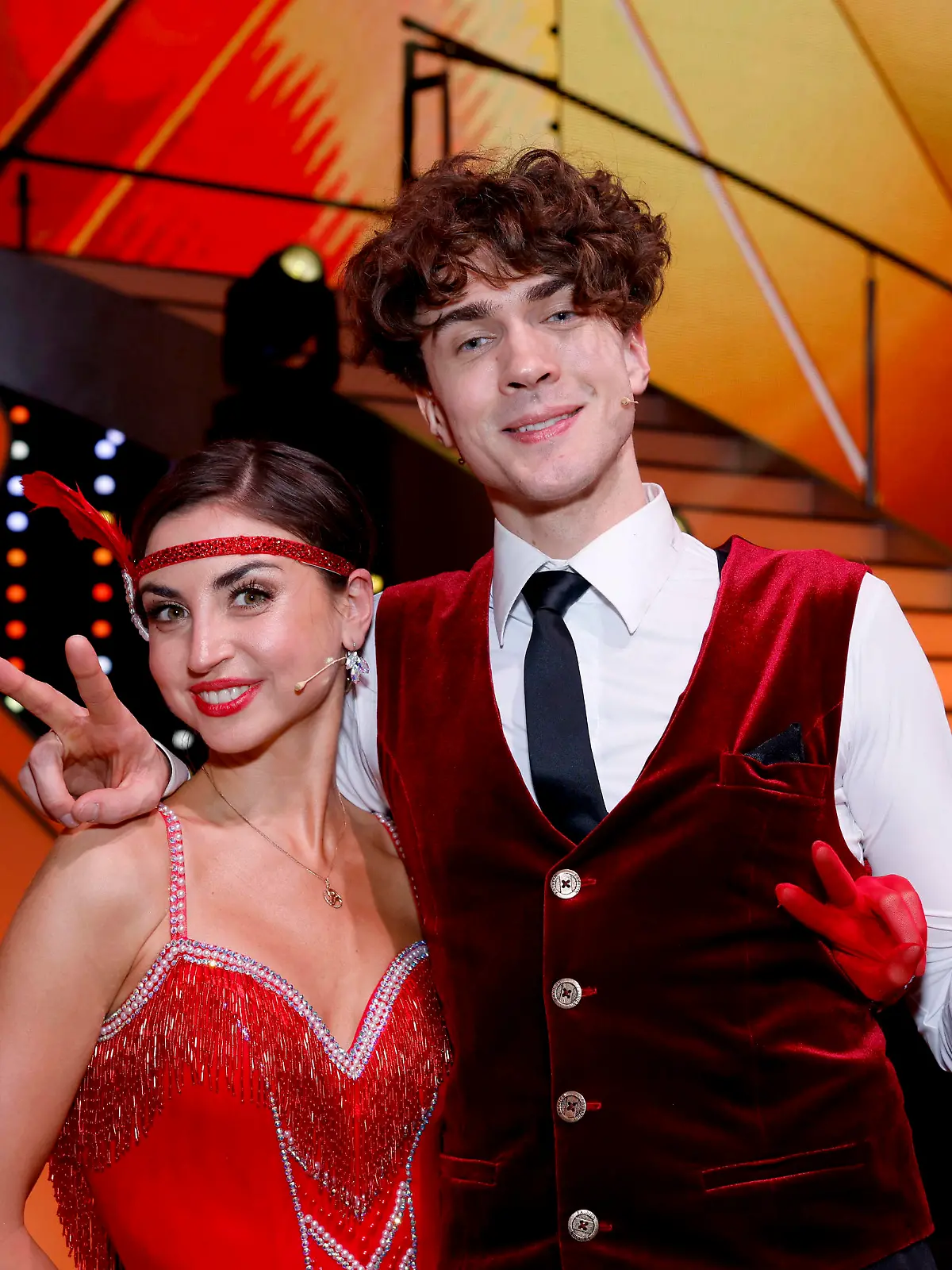Mentalist Timon Krause und Profitänzerin Ekaterina Leonova stehen bei der Kennenlernshow zu Beginn der 16. Staffel der RTL-Tanzshow Let s Dance im MMC Coloneum auf dem Parkett. Sie werden in der Staffel gemeinsam antreten. Köln, 17.02.2023 NRW Deutschland *** Mentalist Timon Krause and professional dancer Ekaterina Leonova stand at the get-to-know show at the beginning of the 16 season of the RTL dance show Let s Dance in the MMC Coloneum on the parquet They will compete together in the season Cologne, 17 02 2023 NRW Germany Copyright: xChristophxHardtx